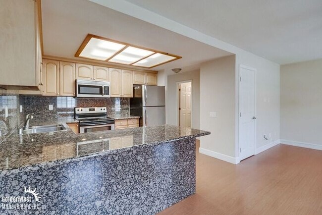 Building Photo - Stylish Upper-Level 2Bdm 1Ba Condo in Gate...