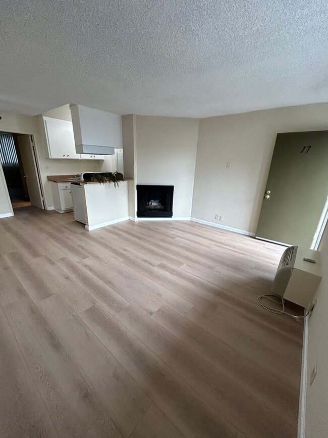 Building Photo - Fantastic One Bedroom Unit 17