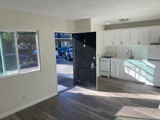 Photo - Mar Vista-Palms Apartments