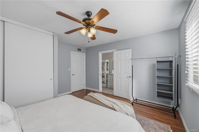 Photo - 23010 Hartland St