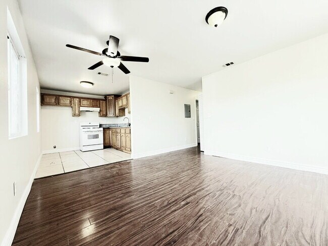 Photo - 844 W 54th St