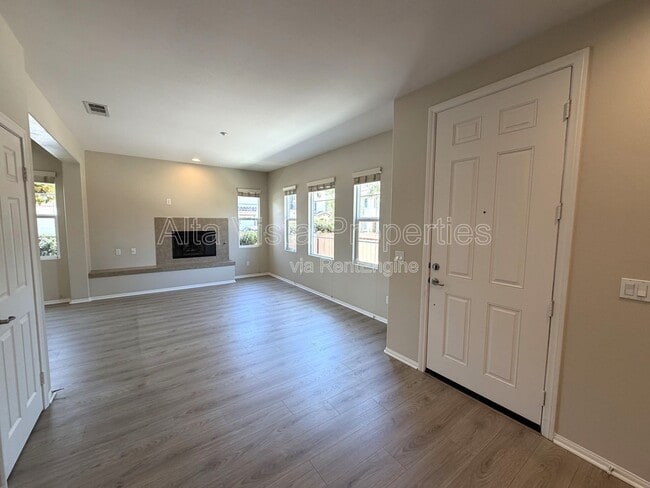 Photo - 1349 Isabella Way