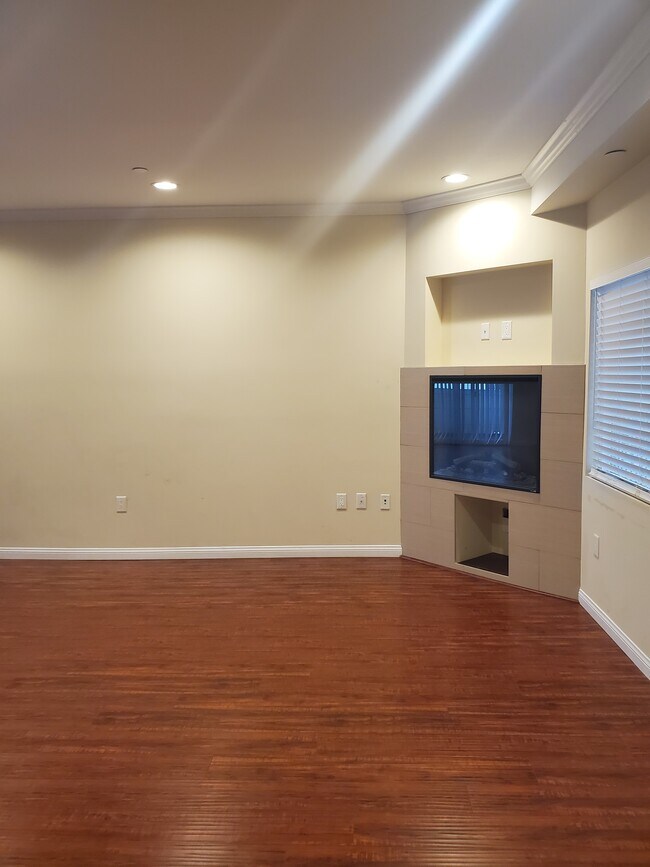 Photo - 14639 Sylvan St Unit 2