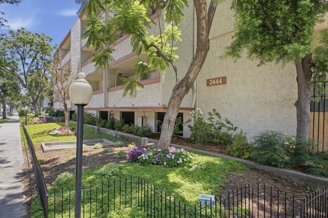 Building Photo - Bright & Spacious Top-Floor Condo in the Heart of Pasadena