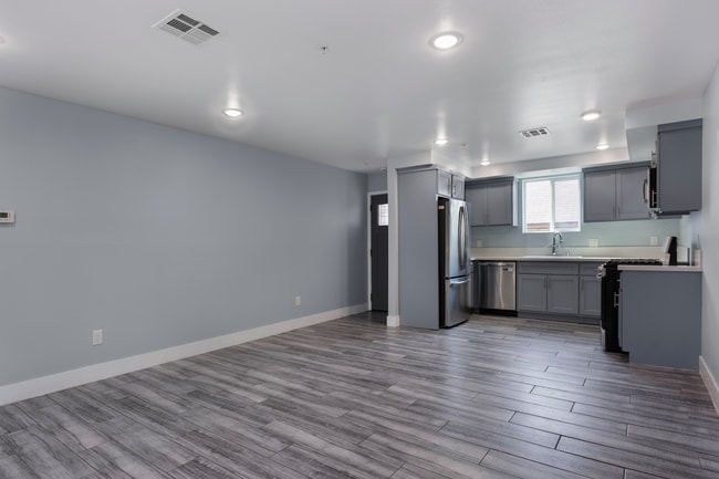 Building Photo - This beautiful and updated 4 Bed / 3 Bath apartment in a prime Boyle Heights location is now avai... Unit 958 1/2 S Breed St