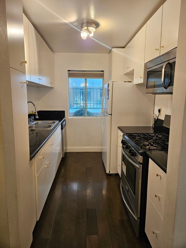 Photo - 20134 Leadwell St