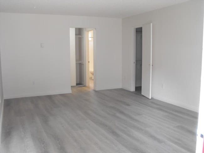 F and E plan / Up / 1x1 - Chateau De Ville