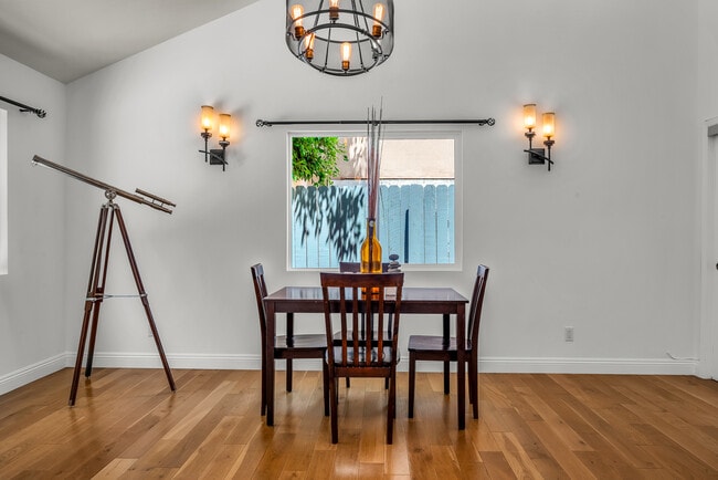 Photo - 910 N Hayworth Ave