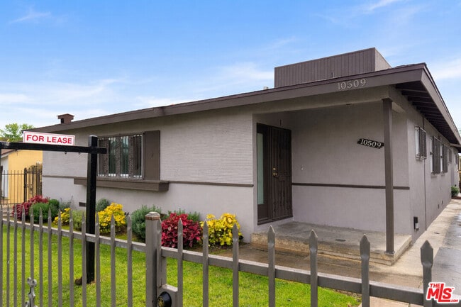 Building Photo - 10509 S Van Ness Ave Unit 2