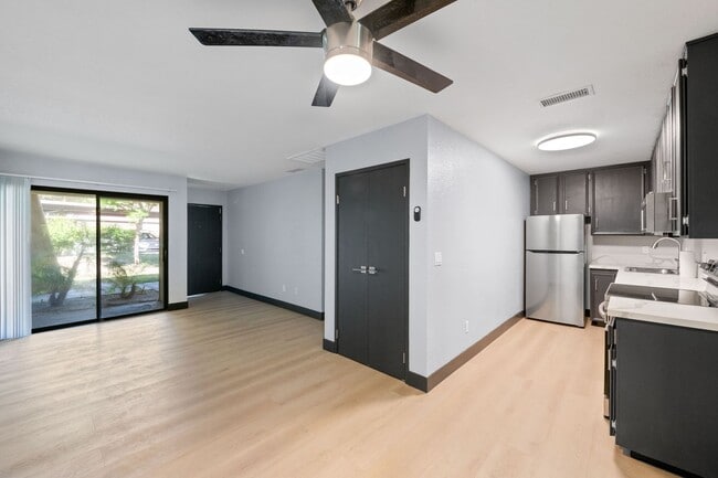 Building Photo - Palm Springs Villas Condo