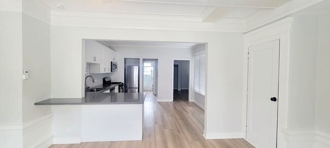 Photo - 1048 E 5th St