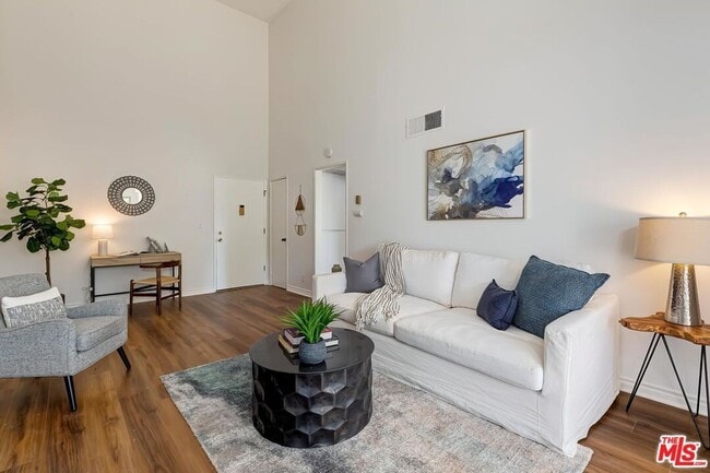 Photo - Beautiful 1 bed 3rd floor (top) condo in lakeside community in Culver City