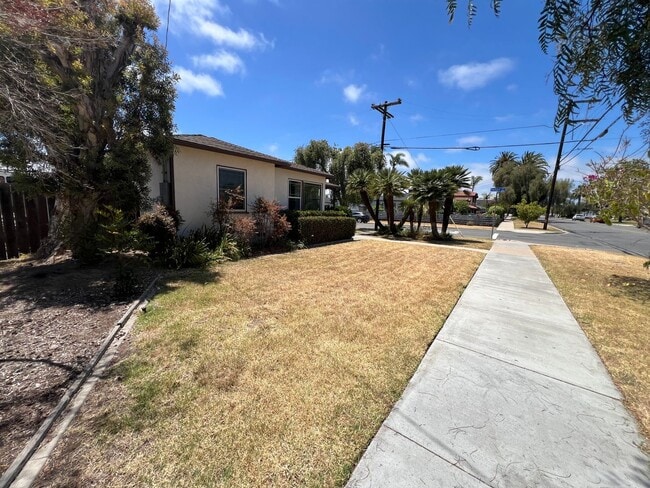 Building Photo - LOCATION LOCATION LOCATION!!! 5th & I St, Large House, 2Bdrm+Den+2 car Garage