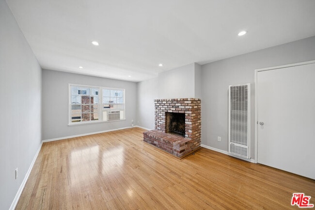 Building Photo - 5303 Vantage Ave Unit 5303 1/2