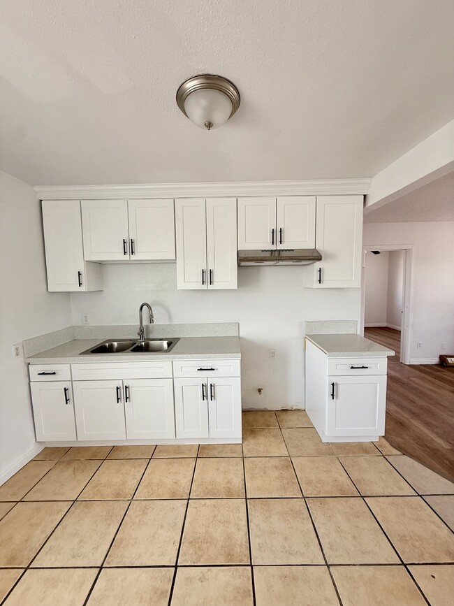 Building Photo - 124 1/4 W 95th St Unit 124 1.4