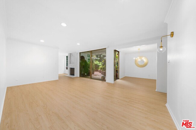 Photo - 406 N Oakhurst Dr Unit 105