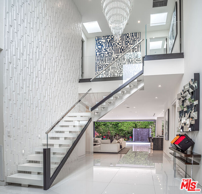 Photo - 511 N Rexford Dr House