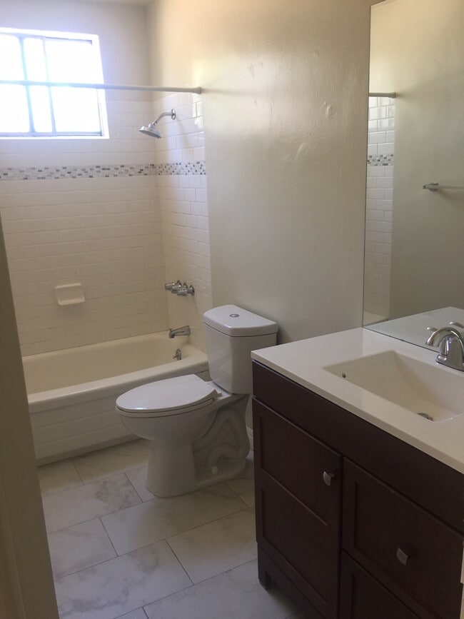 Photo - 5015 Kester Av e