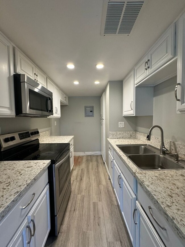 Modern 2 Bed 1 Bath Townhouse in San Juan ... - Modern 2 Bed 1 Bath Townhouse in San Juan ...