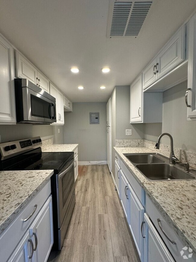 Building Photo - Modern 2 Bed 1 Bath Townhouse in San Juan ...