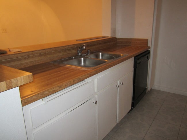 Building Photo - 4900 Overland Ave Unit 261