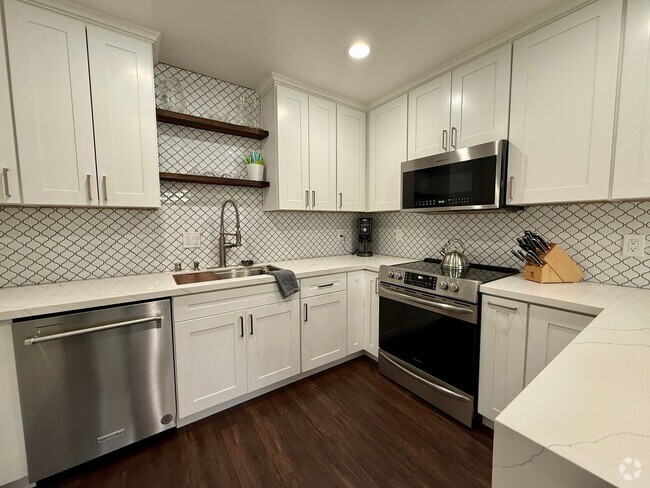 Building Photo - Beautifully Updated 4-Bedroom Townhouse in...