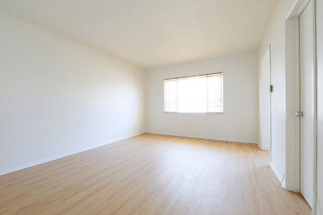 Studio Living Room - Brent Manor