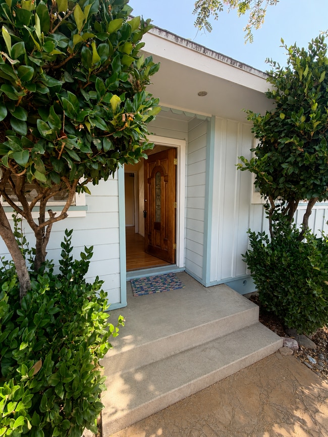 Building Photo - Charming 3-Bedroom Home in a Private Oasis Setting