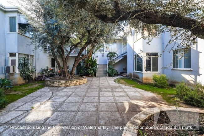 Building Photo - Gorgeous Remodeled Condo in Bixby Knolls