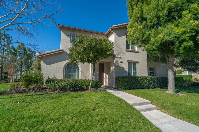 Building Photo - Spacious 4-Bedroom Townhome with Downstairs Bed/Bath in Creekside!