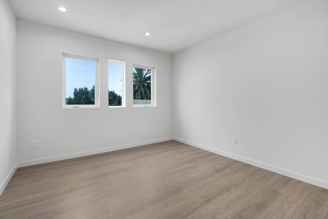 Photo - 5 Bedroom / 4 bathroom Fully Detached Townhouse in Echo Park with Private Garage