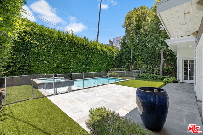 Photo - 1147 Centinela Ave