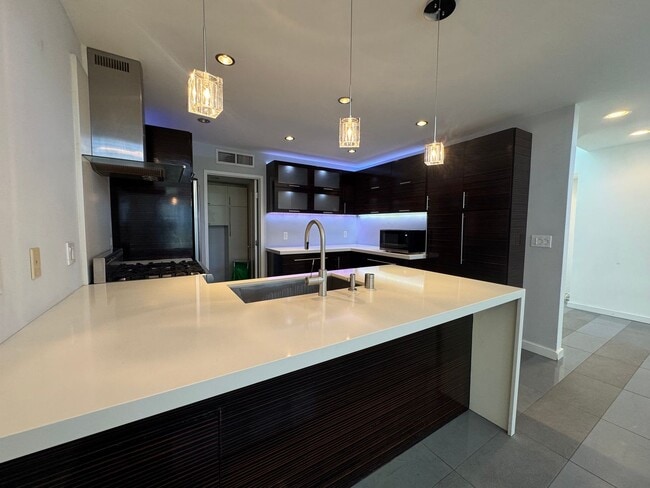 Photo - 10633 Holman Ave