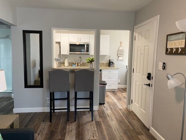 Building Photo - Updated Furnished Unit 3759
