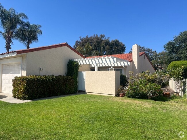 Building Photo - 2+bd/1ba Single Story Duplex Minutes Drive... Rental