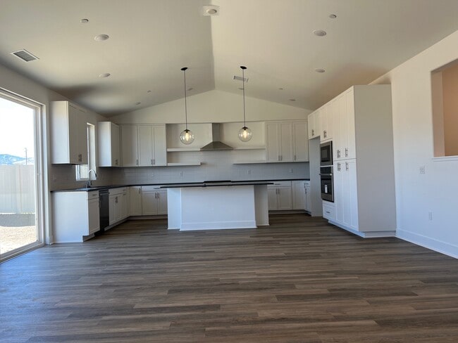 Building Photo - 1840 Vincent Rental