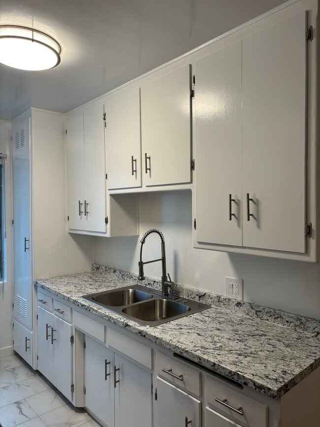 1x1 - Kitchen Counter - 15th Street Apartments