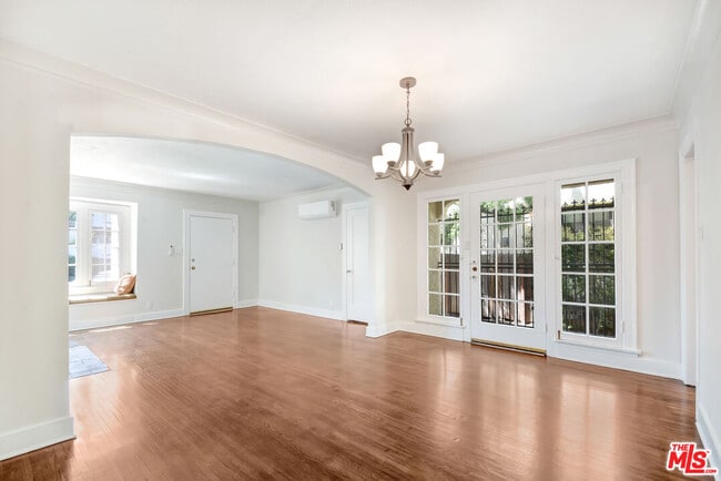 Photo - 942 Croft Ave