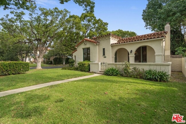 Building Photo - 2002 Kelton Ave