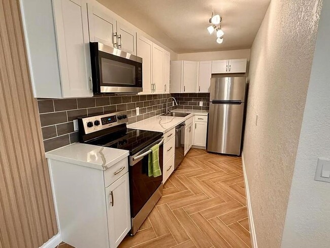 Building Photo - 2875 N Los Felices Rd