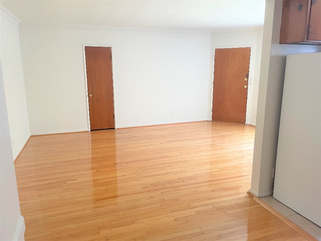 Photo - 1255 N Mansfield Ave Unit 2