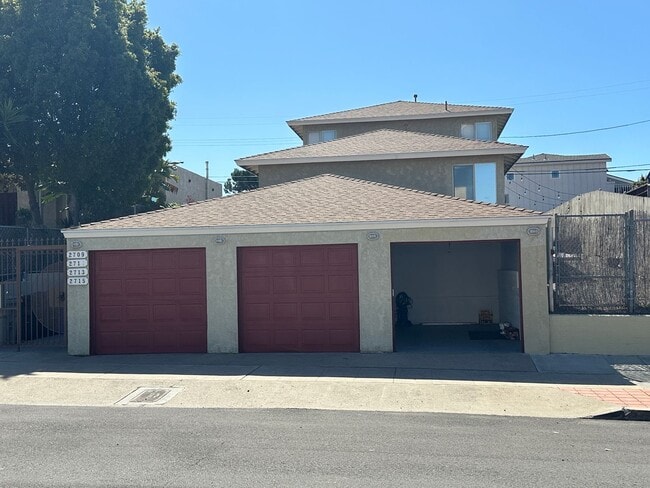 Building Photo - Renovated 1 Bedroom, 1 Bath Ground Floor Apartment with Washer/Dryer and 1 Car Garage Unit 2713