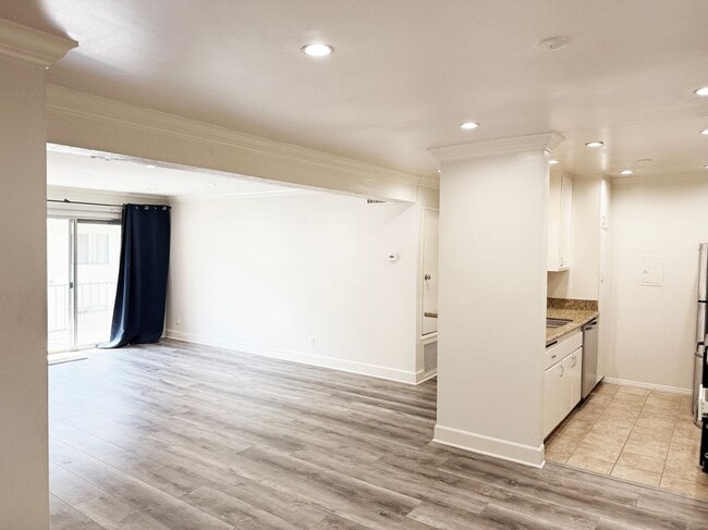 Photo - 5460 White Oak Ave