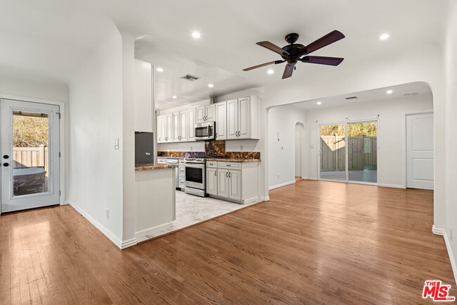 Photo - 4530 Bakman Ave