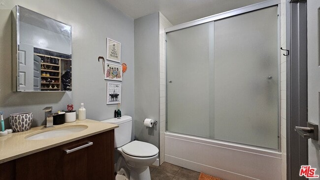 Photo - 645 W 9th St Unit 609