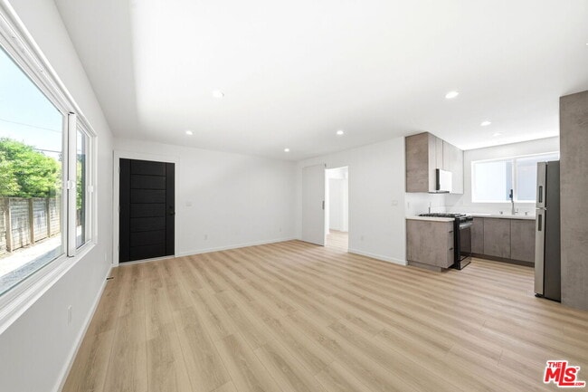 Building Photo - 333 6th Ave Unit A