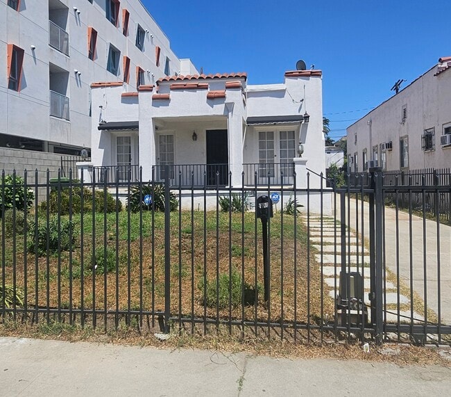 Photo - 1034 N Kenmore Ave House
