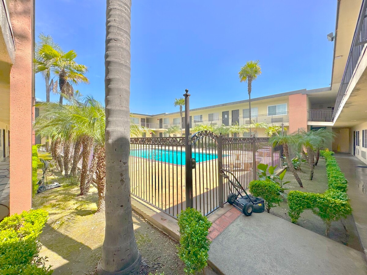 Photo - Maple Courtyard