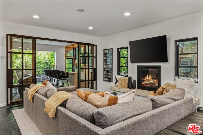 Photo - 3159 Thatcher Ave