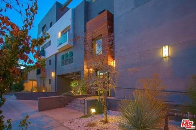 Building Photo - 11925 Kling St Unit 311